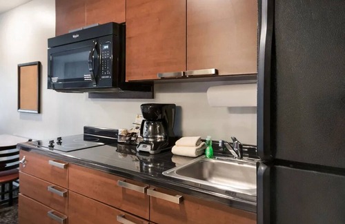 Southern Crossing House | Relax in a Family-Friendly Room with Kitchen, Walk to Bend's Restaurants.