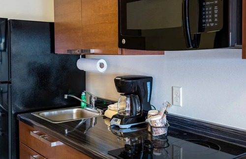 Southern Crossing House | Relax in a Family-Friendly Room with Kitchen, Walk to Bend's Restaurants.