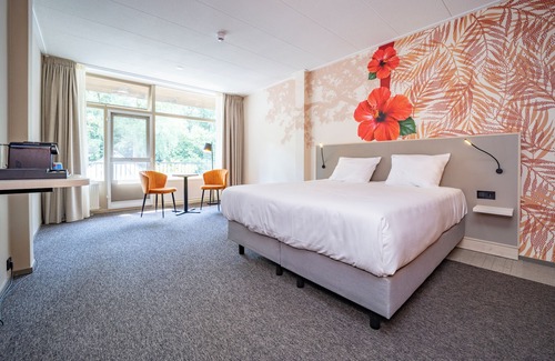 Lochem Hotel | Relax in Comfort with Indoor Pool, Free Parking & Fun Games for All Ages