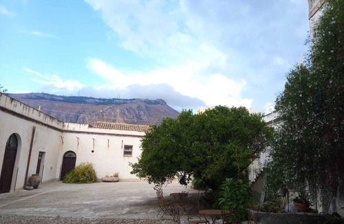 Mockarta House | Relax in Erice valley, 15'from the sea, freepark,bbq,garden,bubble hot tub 8people