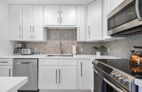 South Corals House | Relax in Luxury - 3 Bed, 2 Bath Oasis with Pool