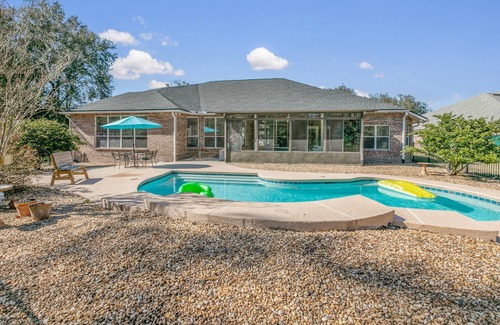 Middleburg House | Relax in our cozy 3 BR home with a spacious master suite with soaking tub, large yard, pool, BBQ