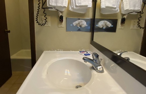 Adair Hotel | Relax Inn and Suites