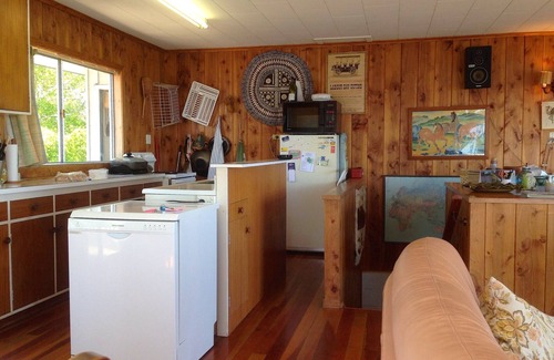 Waitahanui Cottage | Relax Lakeside - Five Mile Bay Holiday Home