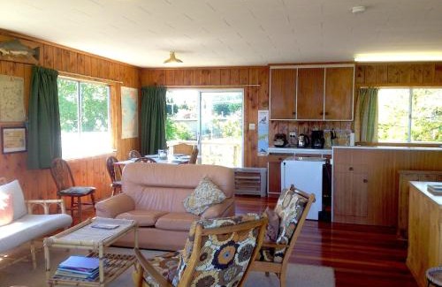 Waitahanui House | Relax Lakeside - Five Mile Bay Holiday Home