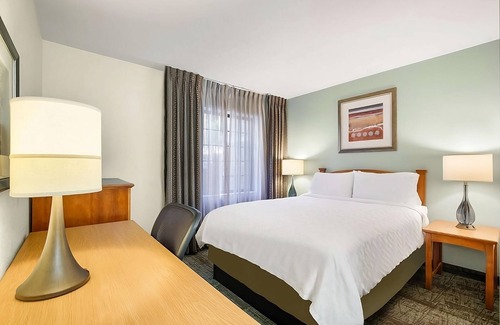 Carmel Mountain Ranch Hotel | Relax Near San Diego Attractions! Full Kitchen, Outdoor Pool, Free Breakfast