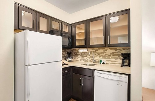 Carmel Mountain Ranch Hotel | Relax Near San Diego Attractions! Full Kitchen, Outdoor Pool, Free Breakfast
