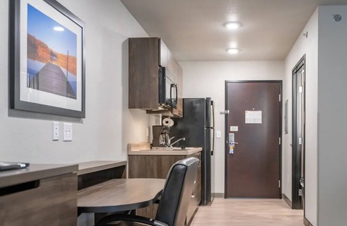Avondale Hotel | Relax & Recharge in a Comfortable Hotel Near Phoenix West! Outdoor Pool!