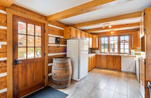 Amherst Ski Chalet | Relax & Rewind : Spacious Waterfront with SPA
