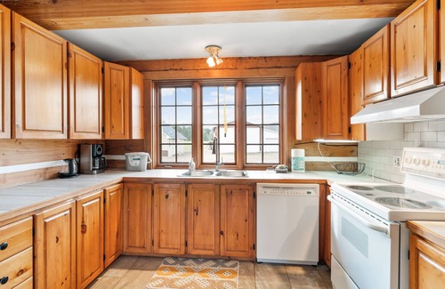 Amherst Ski Chalet | Relax & Rewind : Spacious Waterfront with SPA