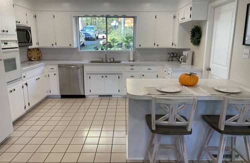Jones Mills House | Relaxing, Cozy Cottage on the Lake with kayaks - 2 Guest Maximum