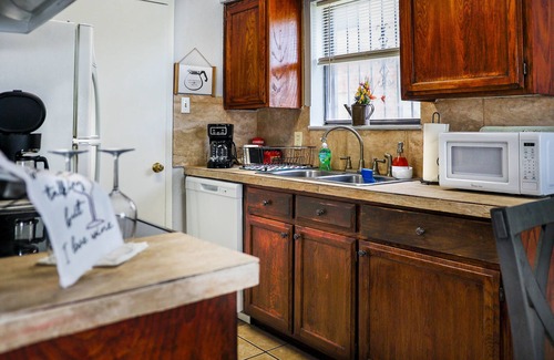 South Arlington Apartment | Relax, venture, or work, stay w/comfort close Arlington's finest entertainment