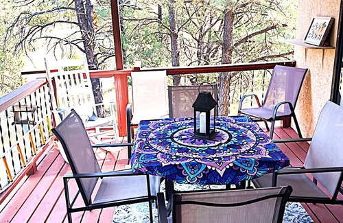 Alto Condo | Relax with the whole family or group of friends at this cozy Behr Hideout!