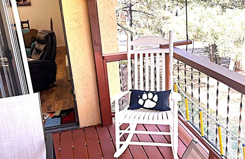 Alto Condo | Relax with the whole family or group of friends at this cozy Behr Hideout!