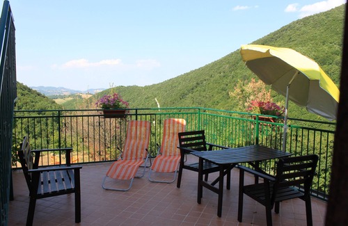 Monterosso Apartment | Relaxation, enjoying nature, walking in Le Marche Italy at Cottage ‘Il Fuoco’