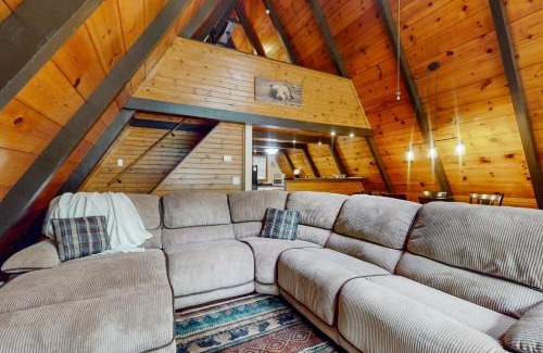 Flat Hollow Marina House | RelaxAwhile Cabins-HideAway Hollow