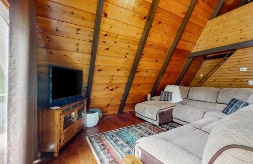 Flat Hollow Marina House | RelaxAwhile Cabins-HideAway Hollow