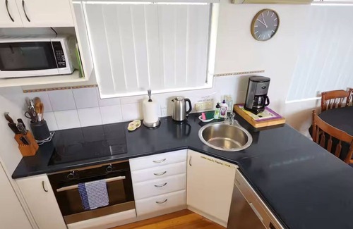 Wynnum Apartment | Relaxed Bayside Living Sleeps 4
