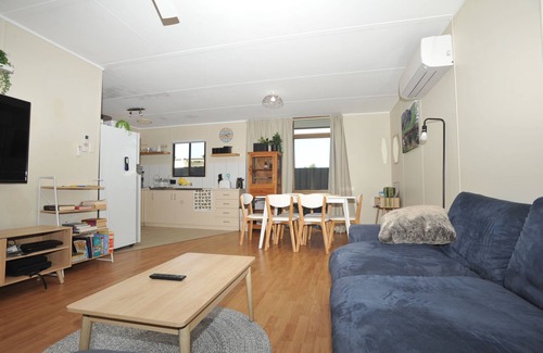 Kingscote Apartment | Relaxed, beachy 2 bed apartment, only 1.9kms from the beach, close to shops