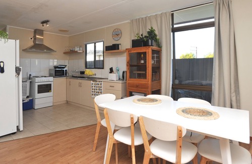 Kingscote Apartment | Relaxed, beachy 2 bed apartment, only 1.9kms from the beach, close to shops