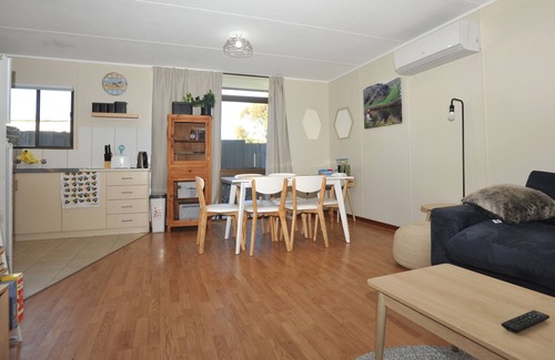 Kingscote Apartment | Relaxed, beachy 2 bed apartment, only 1.9kms from the beach, close to shops