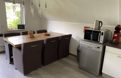 Municipality of Hardenberg House | Relaxen aan de Vijver met Heerlijke Whirlpool en Open Haard! Huisdieren Welkom!