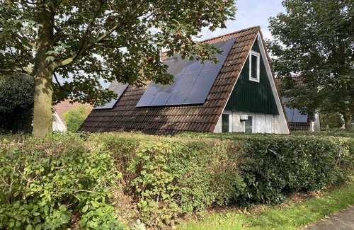 Municipality of Hardenberg House | Relaxen aan de Vijver met Heerlijke Whirlpool en Open Haard! Huisdieren Welkom!