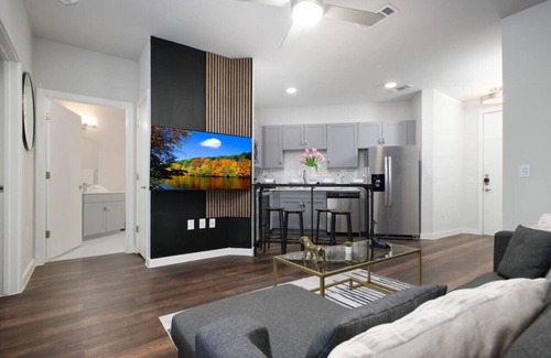 Near East Side Apartment | Relaxing 1BR w Gym & Parking Near Rvrwalk & Dome