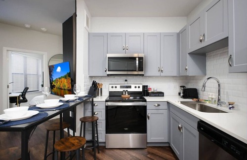 Near East Side Apartment | Relaxing 1BR w Gym & Parking Near Rvrwalk & Dome