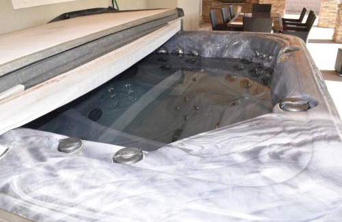 Paradise Hills Civic Villa | Relaxing 4 Bedroom with Pool and Hot Tub