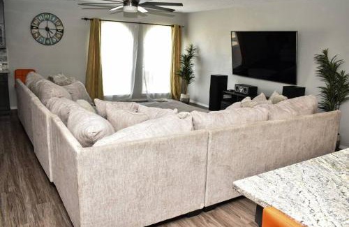 Paradise Hills Civic Villa | Relaxing 4 Bedroom with Pool and Hot Tub