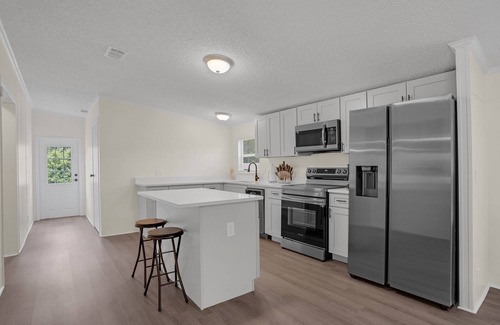 Groveland Cottage | Relaxing 4br Hideaway In Groveland 4 Bedroom Cottage by RedAwning