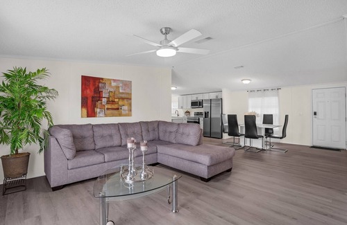 Groveland Cottage | Relaxing 4br Hideaway In Groveland 4 Bedroom Cottage by RedAwning