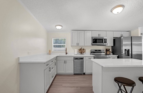 Groveland Cottage | Relaxing 4br Hideaway In Groveland 4 Bedroom Cottage by RedAwning
