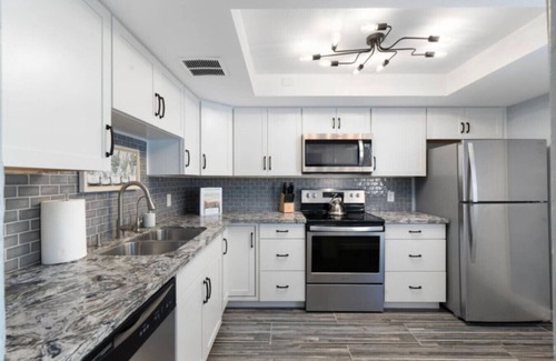 Villa Green Condo | Relaxing AZ Retreat Near Canal w/Pool + WFH