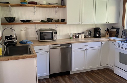 Bodega Bay Cottage | Relaxing Beekeeper's Cottage with hot tub