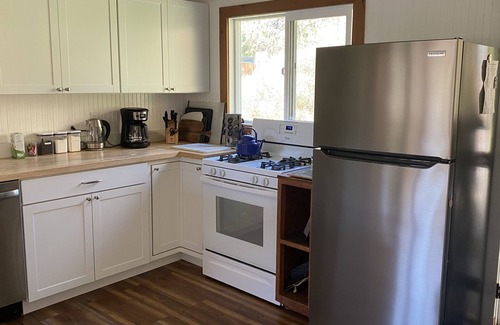 Bodega Bay Cottage | Relaxing Beekeeper's Cottage with hot tub