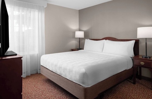 East Lake Hills Hotel | Relaxing Bellevue Suite! Free Breakfast and Parking | 2 Family Ready Rooms