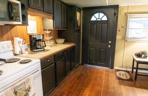 Horseshoe Lake Cabin | Relaxing Cabin 30 mins from Downtown Memphis with King Bed at Horseshoe Lake