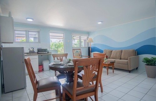 Boegoeroei Apartment | Relaxing, Central & Bright ~ Shared Pool & Garden!