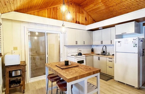 Rideau Lakes Cottage | Relaxing cottage on the shores of Upper Rideau Lake.