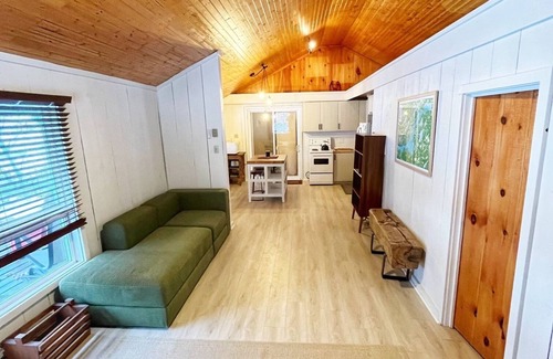 Rideau Lakes Cottage | Relaxing cottage on the shores of Upper Rideau Lake.