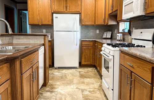 Fresno House | Relaxing Country Home in Ohio! Newly Furnished! Family Friendly!