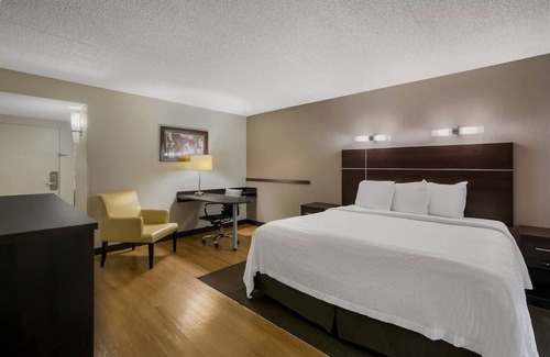 Ashley Oaks Hotel | Relaxing Couple Room in Knoxville | Free Hot Breakfast Daily