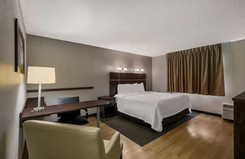 Ashley Oaks Hotel | Relaxing Couple Room in Knoxville | Free Hot Breakfast Daily