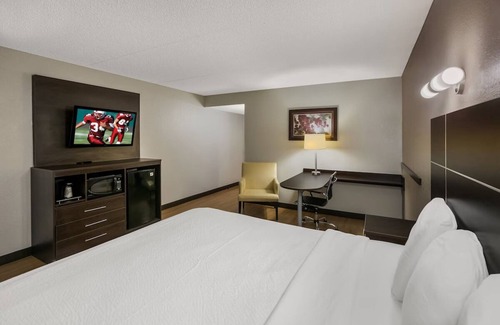 Ashley Oaks Hotel | Relaxing Couple Room in Knoxville | Free Hot Breakfast Daily