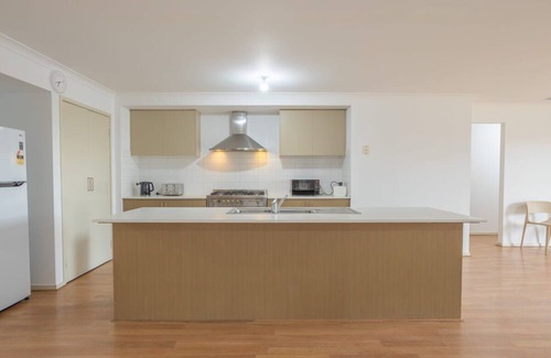 Tarneit House | Relaxing Family Home in the heart of Tarneit