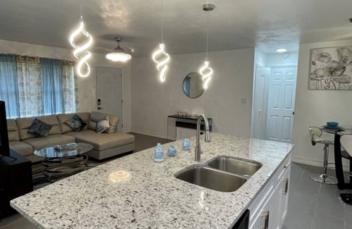 Oak Ridge House | Relaxing Hot Tub Home Near Universal