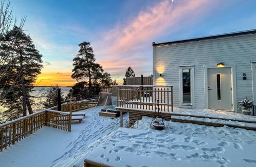 Upplands-Bro Municipality Villa | Relaxing Lake Oasis with Jacuzzi - Amazing view & Private Pier