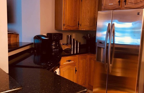 Oxford House | Relaxing Lakefront Cottage with Beautiful Views- 4 Kayaks + KING SIZE BED!
